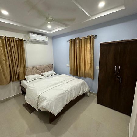 Cosmic Hotel & Guest House Gachibowli Raidurg Hyderabad Exterior foto