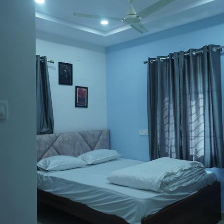 Cosmic Hotel & Guest House Gachibowli Raidurg Hyderabad Exterior foto