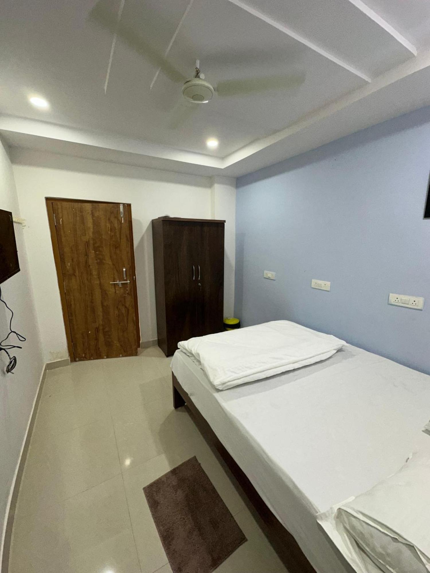 Cosmic Hotel & Guest House Gachibowli Raidurg Hyderabad Exterior foto