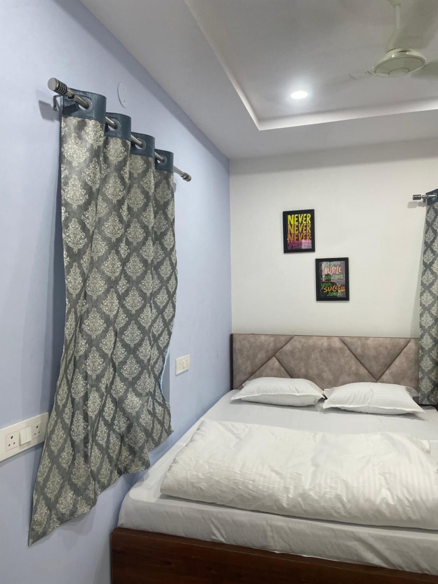 Cosmic Hotel & Guest House Gachibowli Raidurg Hyderabad Exterior foto