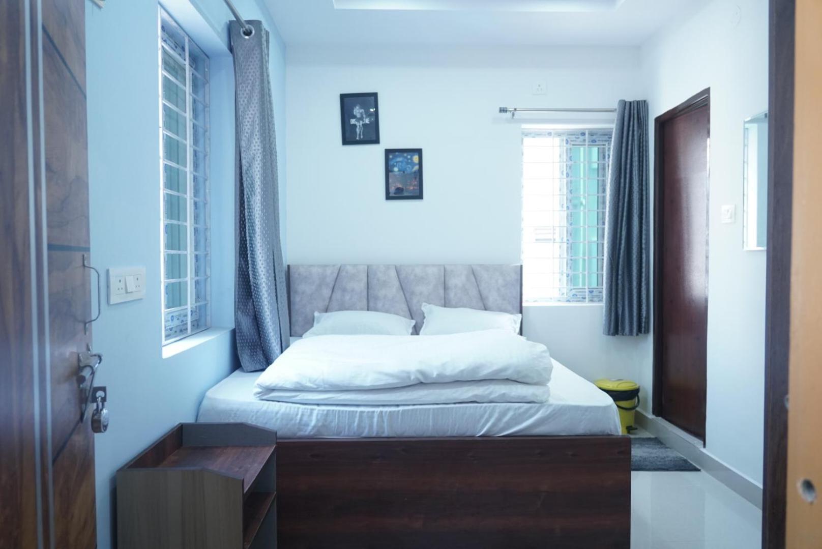 Cosmic Hotel & Guest House Gachibowli Raidurg Hyderabad Exterior foto